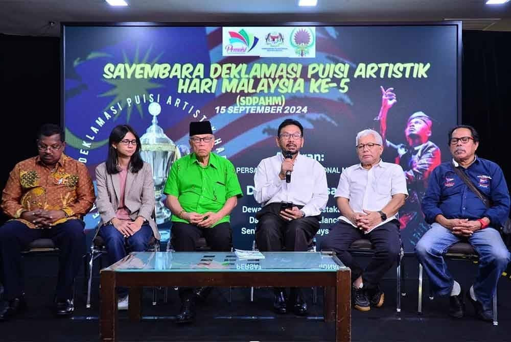 Dr Radzuan (tiga dari kanan) ketika sidang media Sayembara Deklamasi Puisi Artistik Hari Malaysia (SDPAHM) peringkat akhir di Kompleks Kumpulan Karangkraf, di Shah Alam pada Khamis.