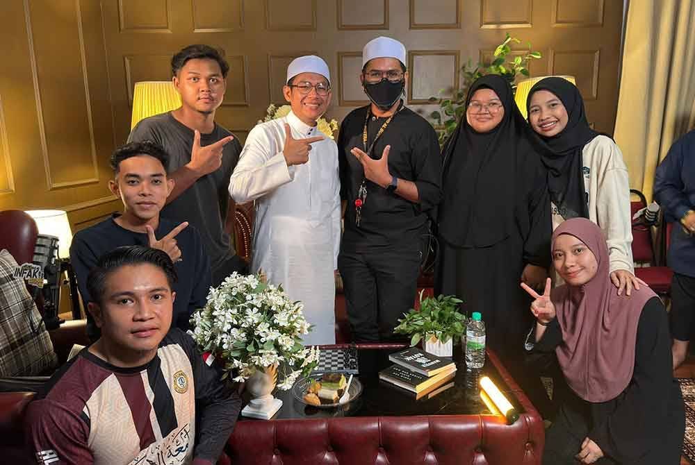 Mohd Firdaus (empat dari kiri) bersama tulang belakang Masjid Al-Busyra Merbok, Kedah.