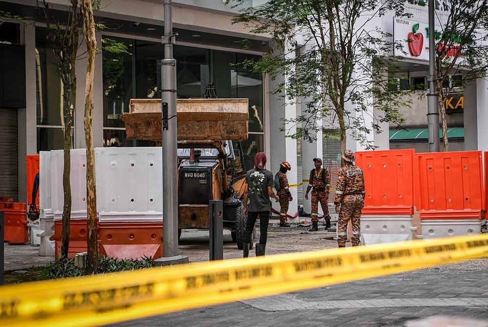 Anggota Jabatan Bomba dan Penyelamat Malaysia kini giat menjalankan operasi SAR untuk mencari wanita warga India yang hilang dalam insiden tanah jerlus di Jalan Masjid India baru-baru ini. Foto Bernama
