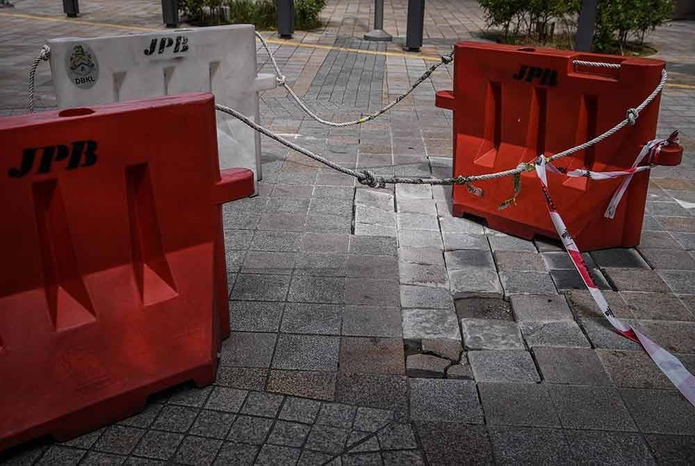 DBKL menutup jalan berikutan terdapat satu mendapan tanah kecil di Jalan Masjid India, hari ini. Foto Bernama