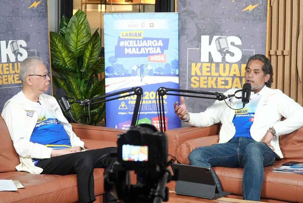 Ismail Sabri (kiri) ketika Podcast Keluar Sekejap (KS).