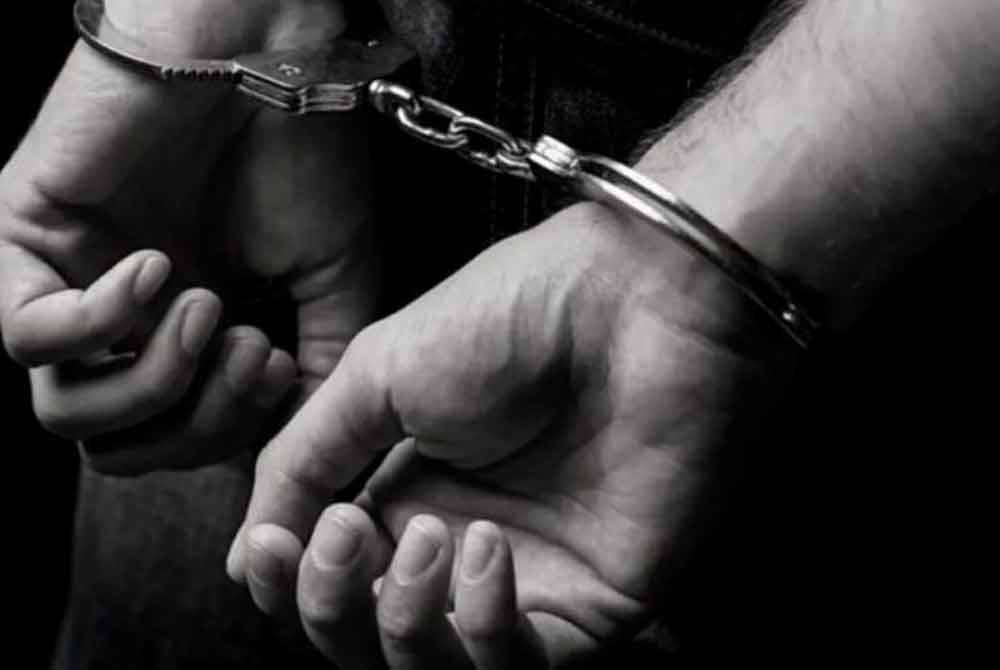 Polis menahan dua lelaki dipercayai keldai akaun. Foto hiasan