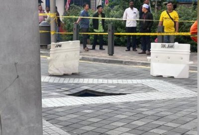 Satu lagi mendapan baharu dikesan di Jalan Masjid India dianggarkan sebesar dua kaki, terbentuk kira-kira 50 meter dari lokasi insiden minggu lalu. Foto Awani