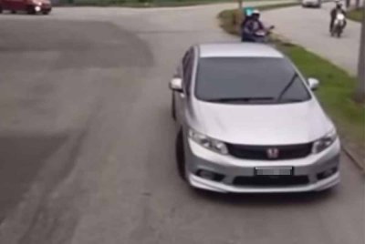 Tangkap layar video tular pemandu Honda Civic lawan arus hampir menyebabkan kemalangan bertembung sebuah lori yang datang dari arah depan.