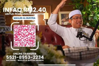 Mohd Firdaus ketika menjayakan siaran 'live' di media sosial bagi infak RM2.40 pembangunan hotel Masjid Al-Busyra Merbok.