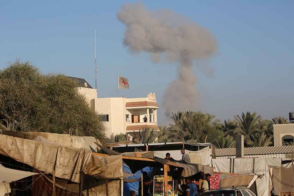 Kepulan asap tebal di kawasan Deir al-Balah di tengah Gaza selepas kempen pengeboman rejim Zionis pada akhir minggu lalu.