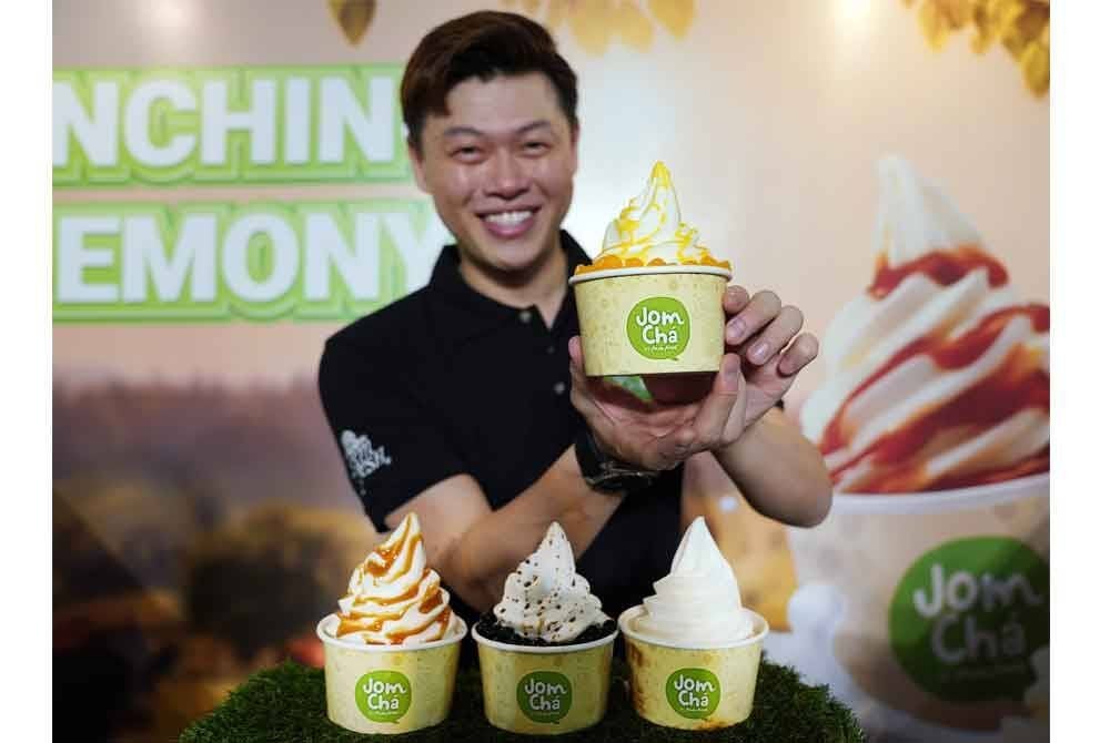 Eddie bersama pilihan Yogurt Soft Serve jenama Jom Cha yang dilancarkan baru-baru ini.