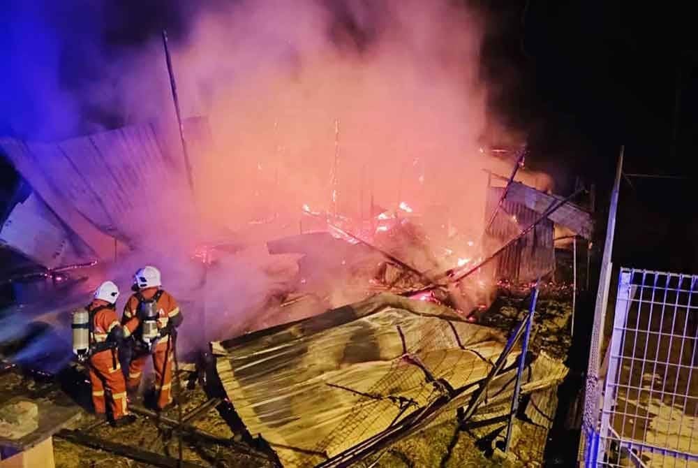 Operasi pemadaman dilakukan sehingga kebakaran dapat dipadamkan sepenuhnya. Foto ihsan JBPM Perak