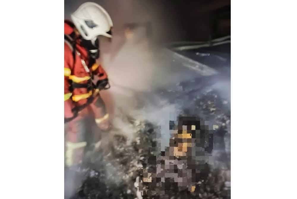 Mangsa berusia 36 tahun ditemui di bahagian dapur rumah berkenaan dalam keadaan rentung. Foto ihsan JBPM Perak