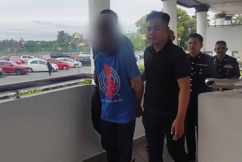 Suspek dibawa dengan bergari diiringi anggota polis ke Mahkamah Majistret Alor Setar pada pagi Khamis.