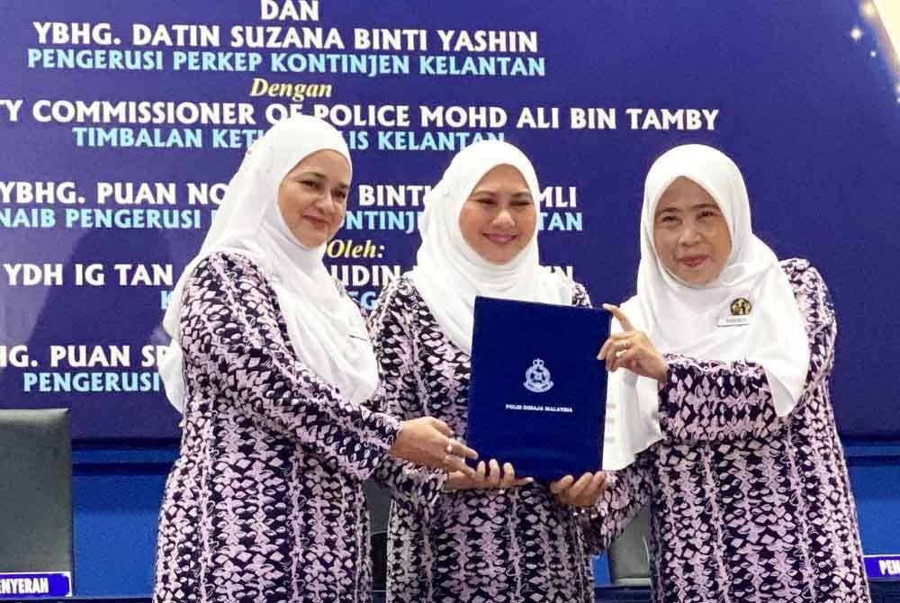 Turut berlangsung majlis serah terima tugas Persatuan Keluarga Polis (Perkep) antara Suzana (kiri) dengan pemangku, Norainon yang disaksi oleh Pengerusi Perkep Polis Diraja Malaysia, Zainah (tengah) pada Khamis.