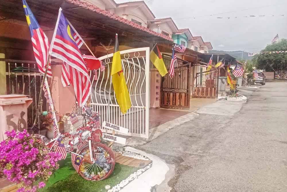 Deretan bendera menghiasi kediaman penduduk.