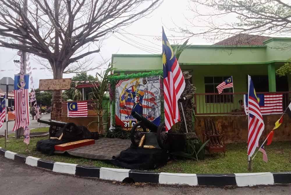 Antara hiasan kemerdekaan yang dibuat penduduk.