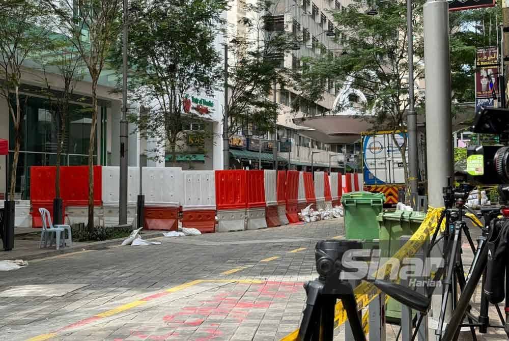 Keadaan terkini di lokasi tragedi tanah jerlus dekat Jalan Masjid India, Kuala Lumpur pada Khamis.