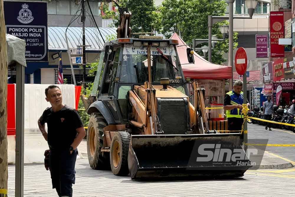 Keadaan terkini di lokasi tragedi tanah jerlus dekat Jalan Masjid India, Kuala Lumpur pada Khamis.