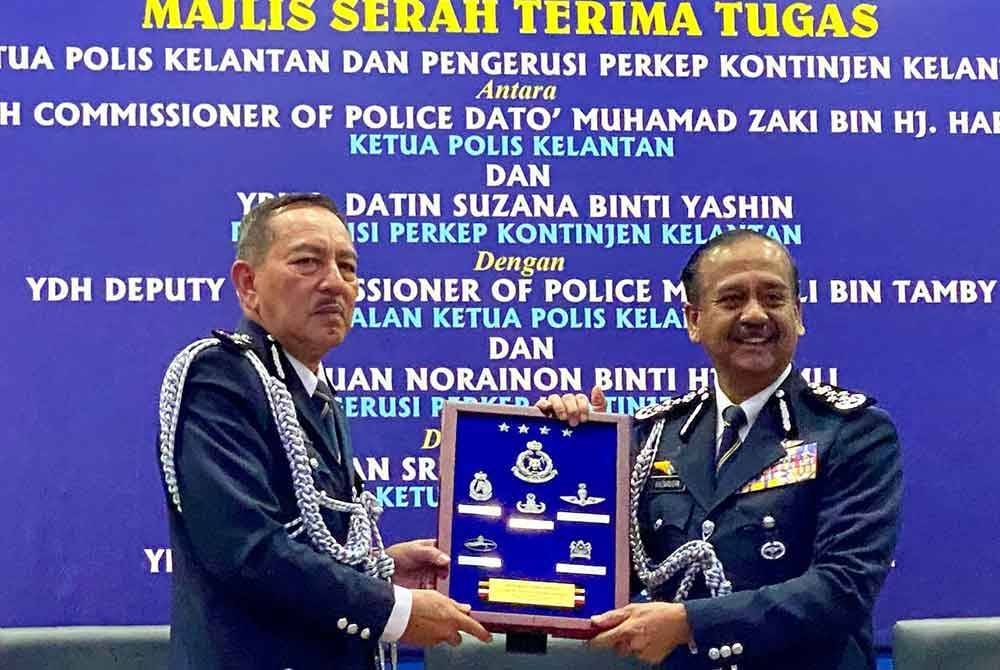 Razarudin (kanan) semasa hadir pada Majlis Serah Terima Tugas Pemangku Ketua Polis Kelantan apabila Muhamad Zaki bersara wajib pada 31 Ogos ini di Ibu Pejabat Polis Kontinjen (IPK) Kelantan pada Khamis.