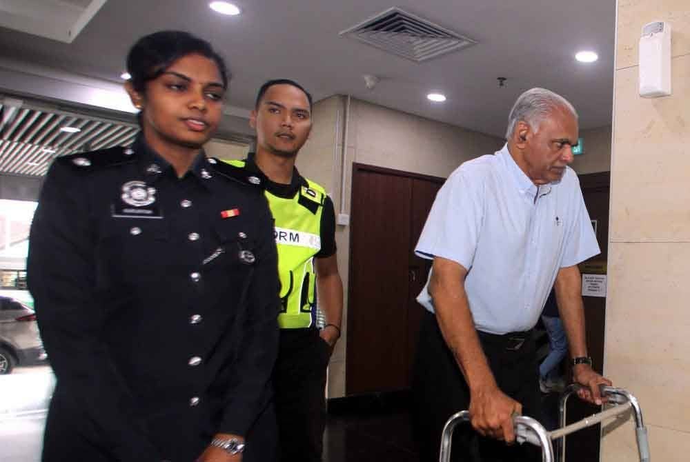 M Gabriel Youshua (kanan) mengaku tidak bersalah di Mahkamah Majistret Ipoh pada Khamis atas pertuduhan menipu tawaran pajakan tanah milik Perbadanan Pembangunan Pertanian Negeri Perak (PPPNP) melibatkan kerugian lebih RM300,000, dua tahun lalu.