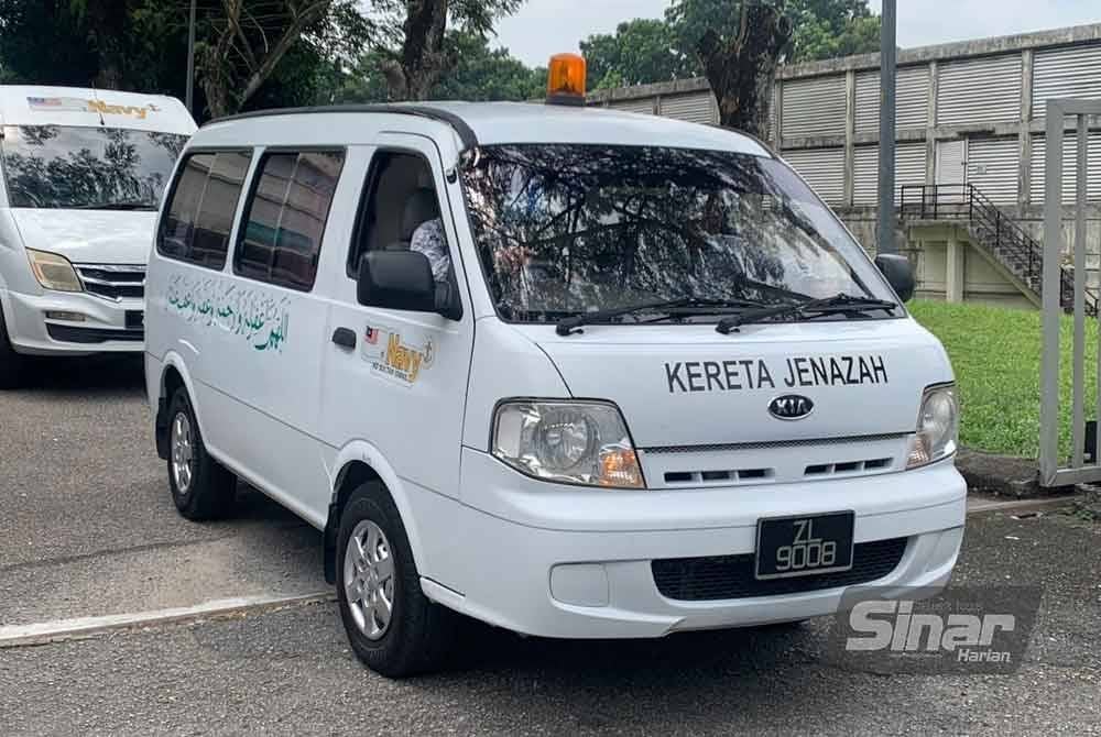 Jenazah Arman San dibawa menaiki van jenazah ke LTAS sebelum diterbangkan ke Lahat Datu, bagi urusan pengebumian.