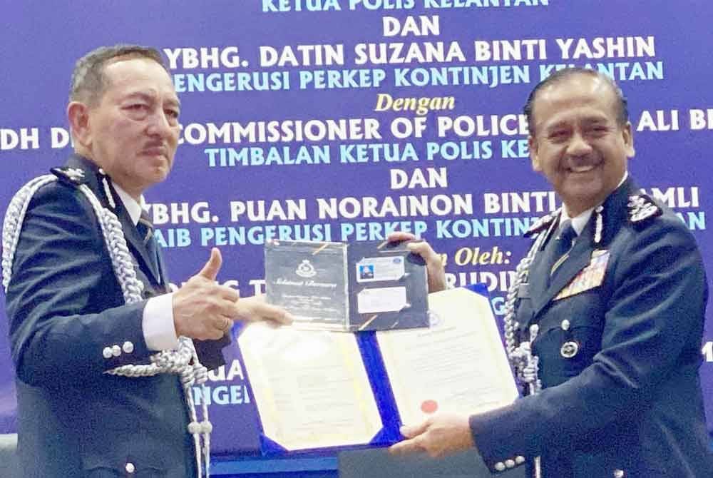 Razarudin (kanan) semasa Majlis Serah Terima Tugas Pemangku Ketua Polis Kelantan sempena persaraan Muhamad Zaki yang bersara wajib pada 31 Ogos ini di Ibu Pejabat Polis Kontinjen (IPK) Kelantan di Kota Bharu pada Khamis.