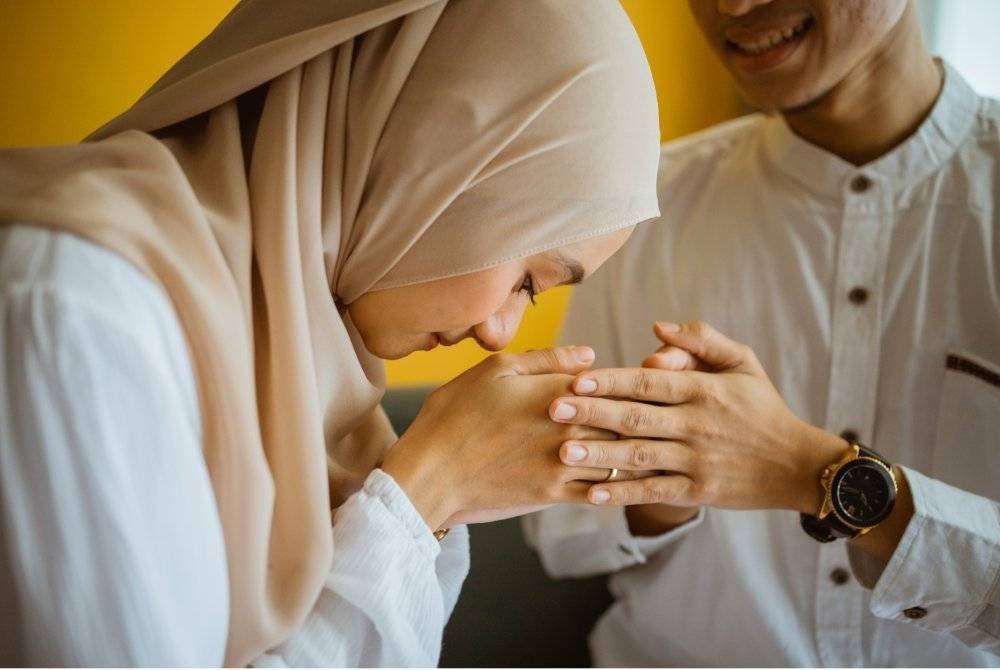 BUANG sikap berprasangka yang berlebihan dan amalkan saling bermafaan sekiranya tersilap langkah. Foto CANVA