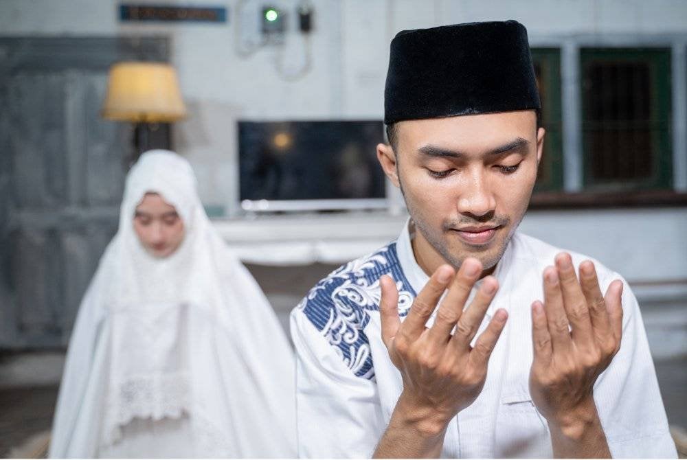SOLAT berjemaah bersama pasangan akan mengukuhkan lagi hubungan suami isteri. Foto CANVA