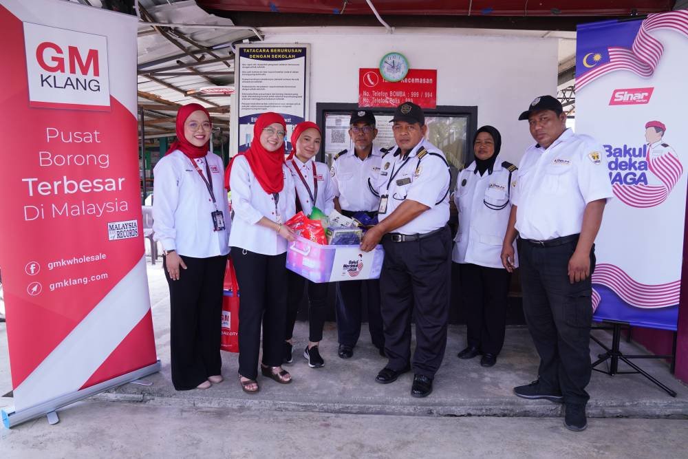 Serahan Bakul Merdeka Jaga daripada wakil GM Klang kepada empat pengawal keselamatan di SK Jalan Kebun.