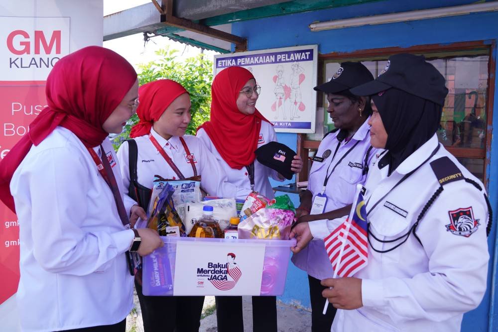 Serahan Bakul Merdeka Jaga daripada wakil GM Klang kepada dua pengawal keselamatan di SK Telok Pulai.