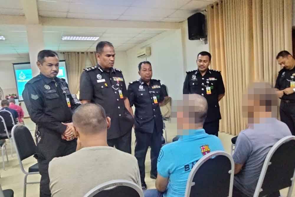 Jie (duduk, tengah) mendengar nasihat daripada Mohd Nasir sebelum keluar mengikuti program OBB.