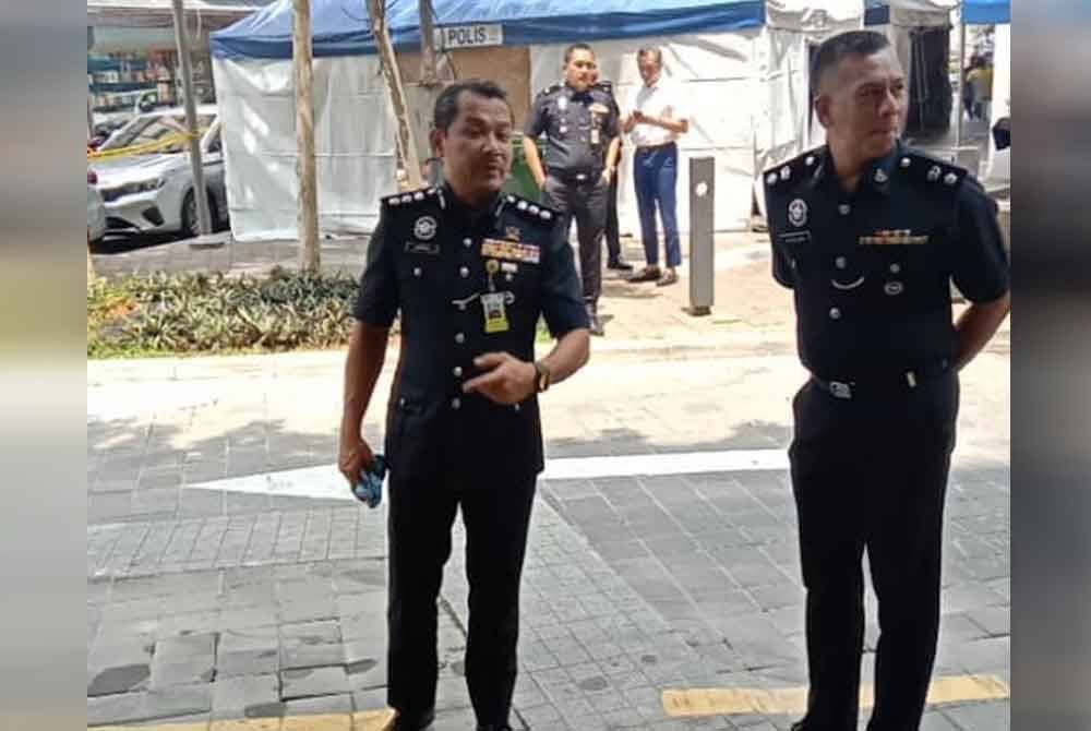 Sulizmie Affendy (kiri) ketika ditemui pemberita di lokasi tragedi tanah jerlus dekat Jalan Masjid India pada Khamis.