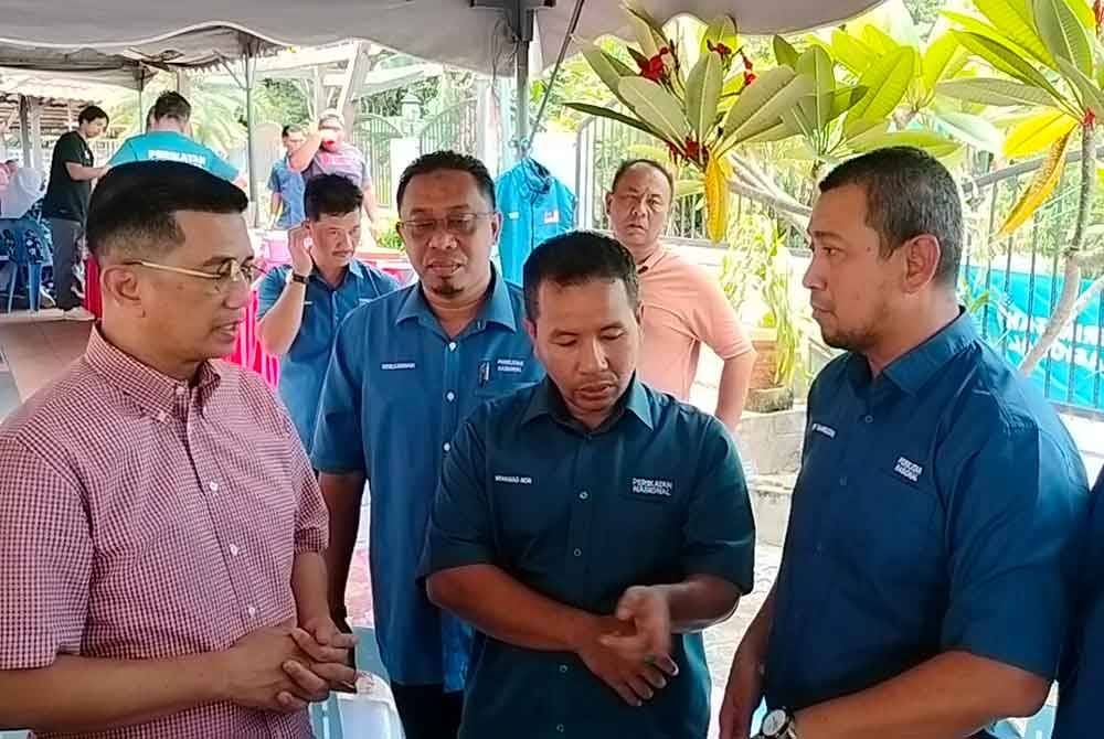 Mohamed Azmin (kiri) selepas mendengar taklimat persiapan PRK DUN Mahkota di Bilik Gerakan utama PN di Kampung Melayu di sini, pada Khamis.