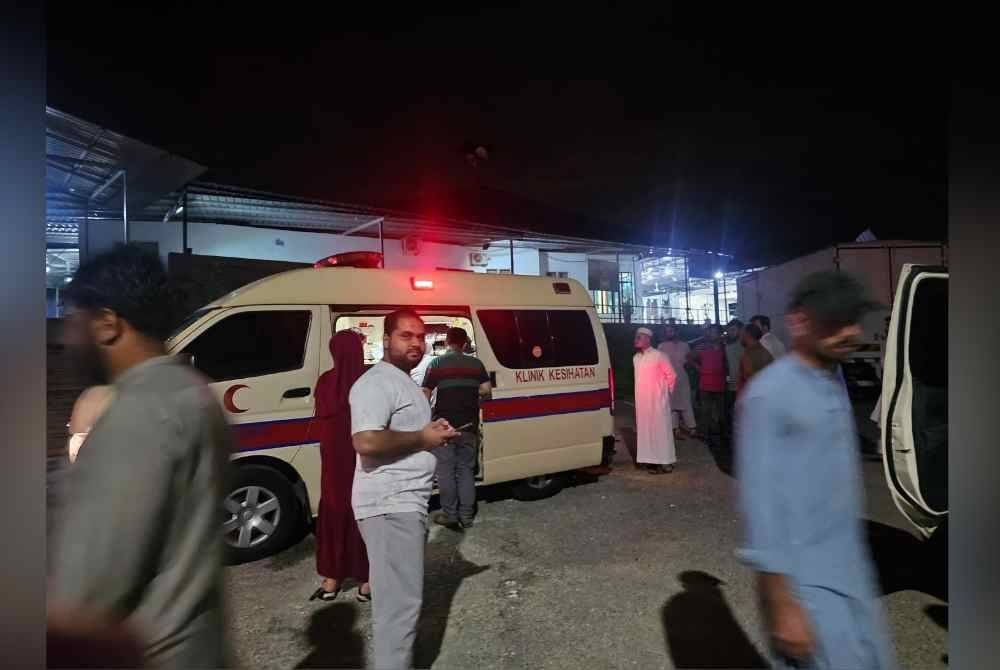 Pasukan perubatan tiba di lokasi bagi memeriksa keadaan bayi berkenaan.