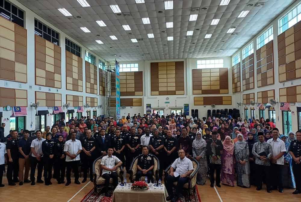 Yahaya (duduk, tengah) bersama warga polis dan pendidik.