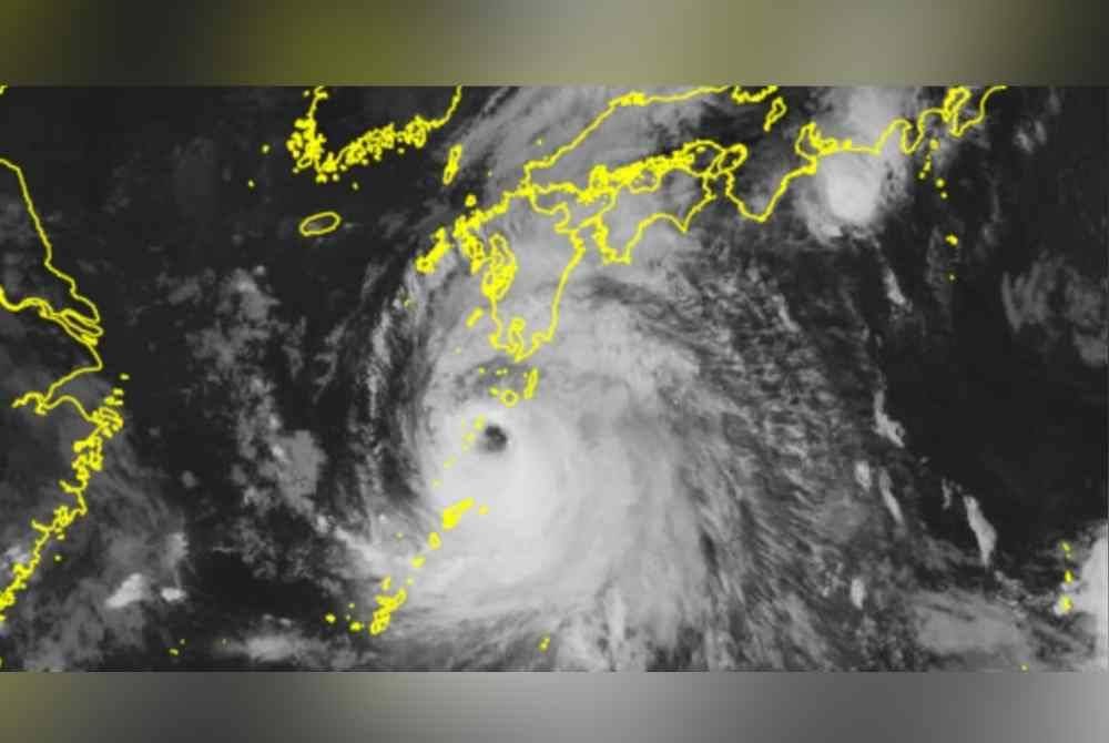 Taufan Shanshan terus bergerak ke arah utara menjejaskan kira-kira 250,000 isi rumah yang terputus bekalan elektrik.