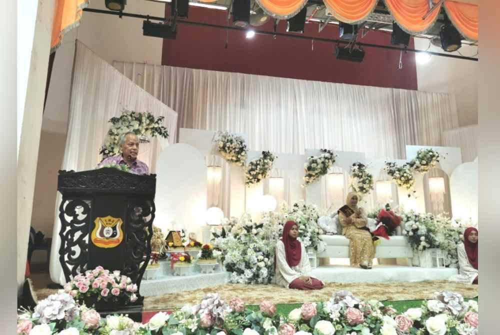 
Muhammad Nasir ketika berucap pada majlis persaraan Pengetua Cenerlang SMK Tengku Mahmud, Nathrah Awang Teh pada Khamis.