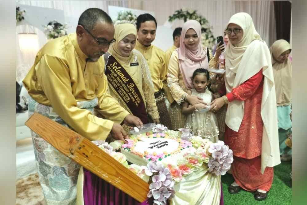 Nathrah (tengah) di samping suaminya, Ahmad Nazli Abbas (kanan) pada majlis persaraan di Dewan Jubli Emas SMK Tengku Mahmud pada Khamis.