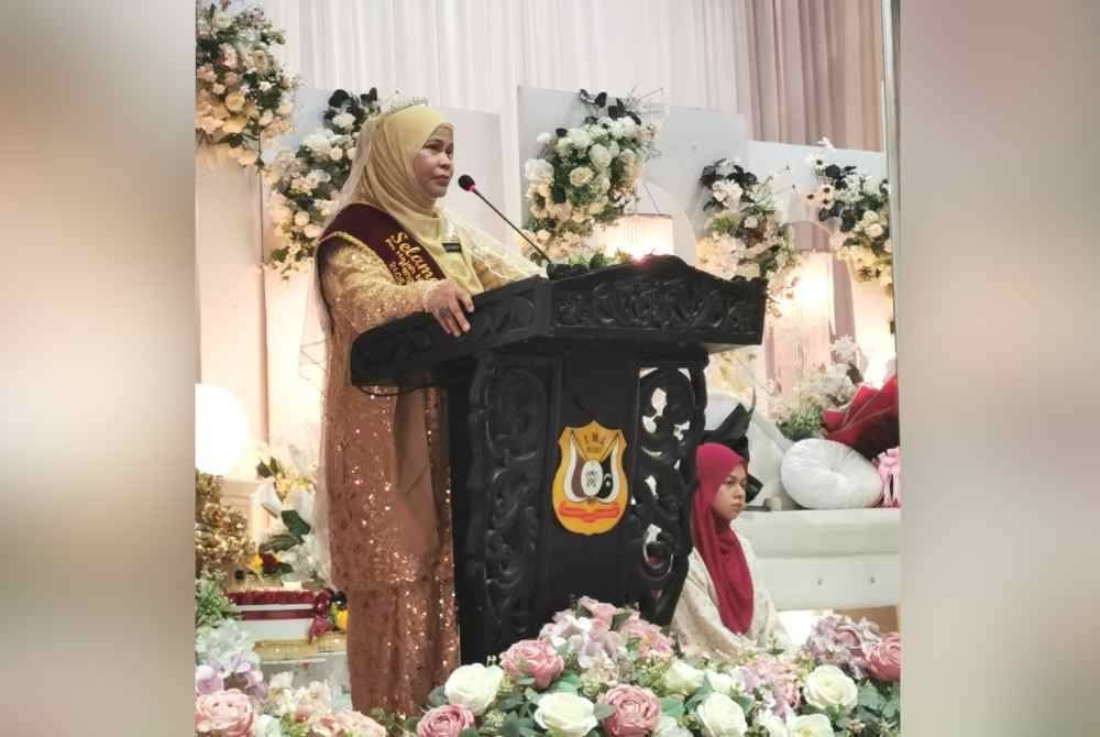 
Nathrah ketika berucap pada majlis persaraannya di Dewan Jubli Emas SMK Tengku Mahmud.