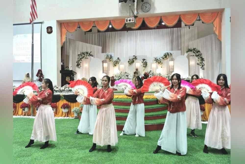 Persembahan tarian Cina daripada pelajar SMK Tengku Mahmud sempena Majlis Persaraan Pengetua Cemerlang, Nathrah Awang Teh.