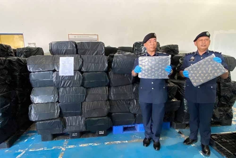 JKDM merampas pelbagai jenis kosmetik timbang kilo di sebuah rumah terbiar di Kampung Bunohan, Tumpat baru-baru ini.