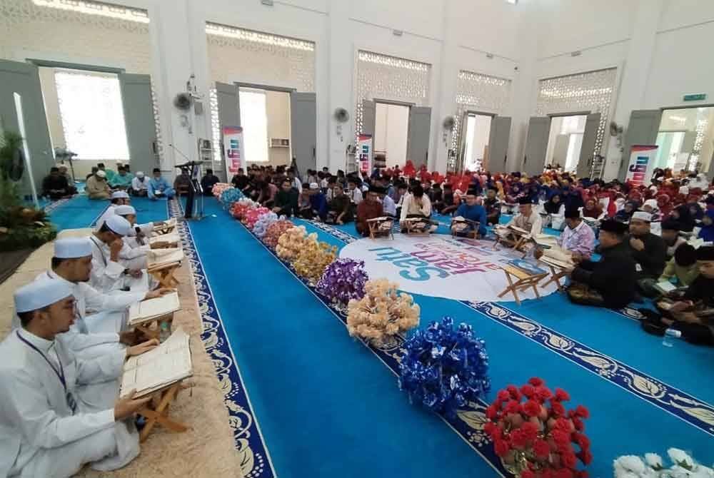 Para tetamu membaca Surah al-Jumua'ah.