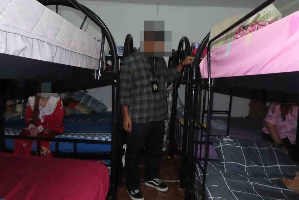 Tempat tinggal wanita warga asing yang ditemui di premis kedai yang dipercayai menjalankan aktiviti seks, di ibu negara pada Rabu.