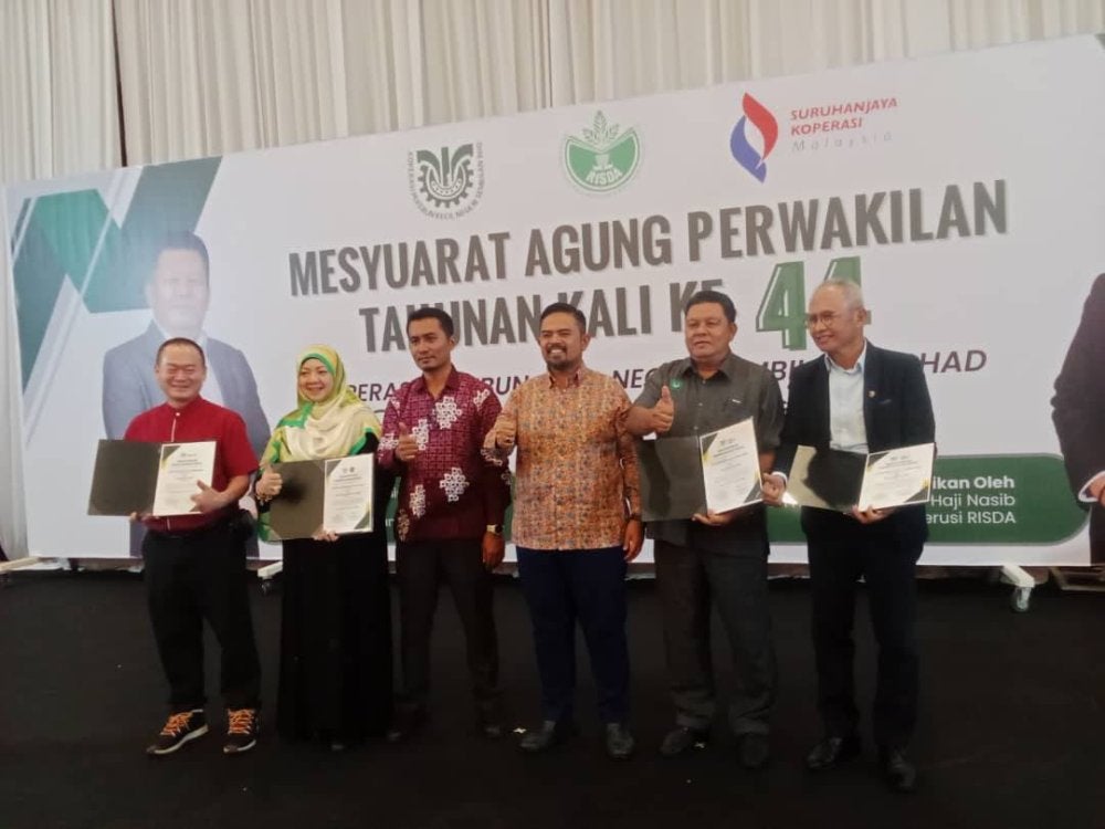 Manndzri (tiga kanan), Nasarudin (dua kanan) bersama wakil syarikat Nozoly Food Industry Sdn Bhd, Ino Nature Sdn Bhd dan Today Assist Sdn Bhd.