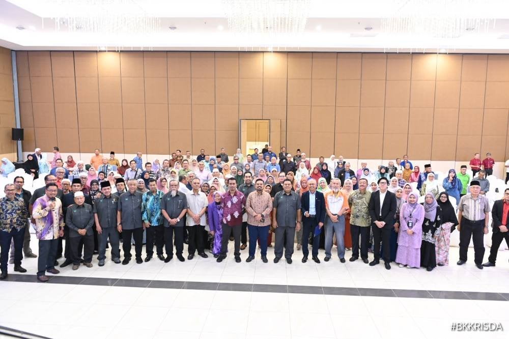 Manndzri bersama barisan perwakilan Mesyuarat Agung Perwakilan Kali Ke-44 Koperasi Pekebun Kecil Negeri Sembilan Berhad.