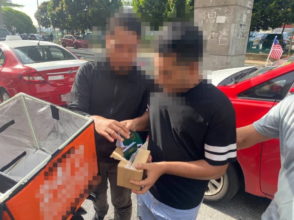 Dalang utama sindiket pemalsuan dokumen FOMEMA ditahan JIM di sekitar Petaling Jaya, pada Rabu.