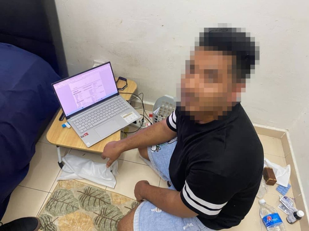 JIM merampas beberapa barang berkait pemalsuan dokumen FOMEMA dalam serbuan di sebuah kediaman di Petaling Jaya, pada Rabu.