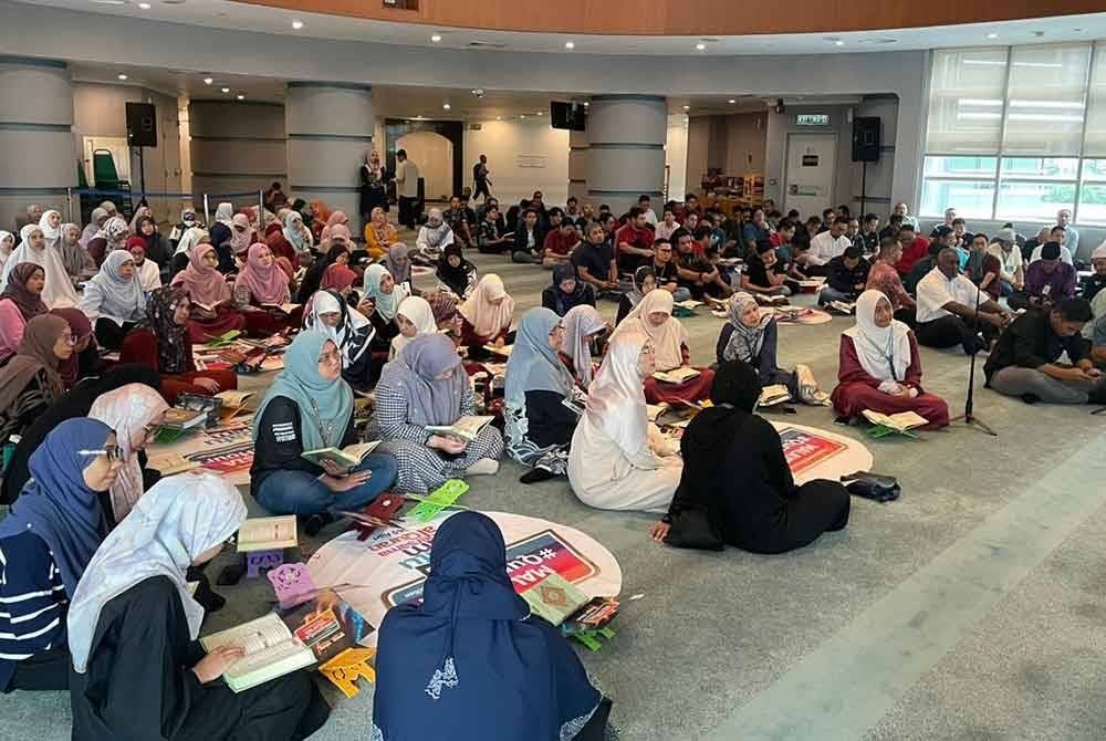 Peserta daripada kakitangan Petronas yang menyertai bacaan surah al-Jumuah menerusi Program Malaysia #QuranHour.