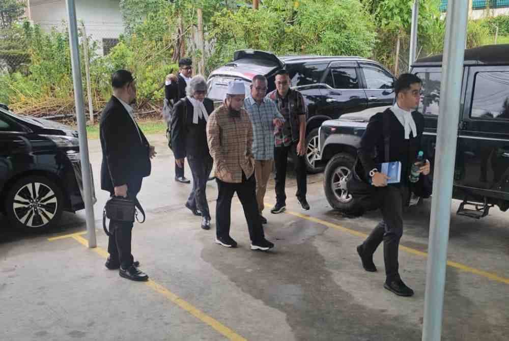 Ebit Lew diiringi barisan peguamnya ketika tiba di Mahkamah Tenom.