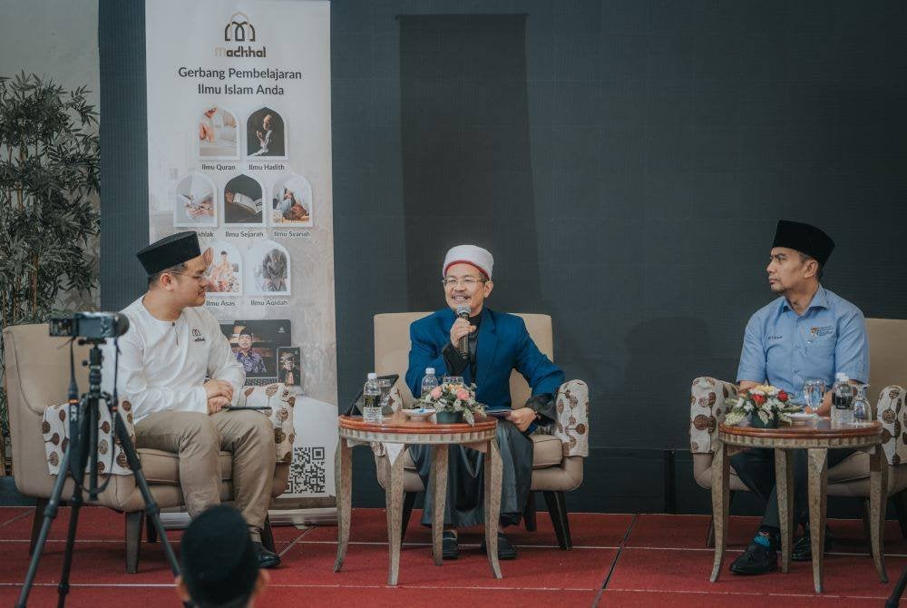 DR MOHAMAD SABRI (tengah) bersama Dr Mohd Izhar Ariff (kanan) dalam forum bertajuk Mengukuhkan tradisi ilmu dan dakwah dalam era digital di Shah Alam baru-baru ini.