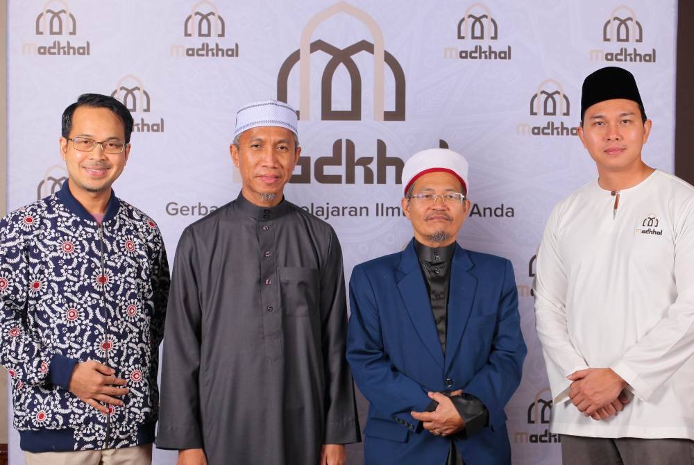 MUFTI Terengganu, Dr Mohamad Sabri (dua dari kanan) dan Mufti Selangor, Prof Madya Datuk Dr Anhar Opir (dua dari kiri) turut hadir pada forum tersebut.