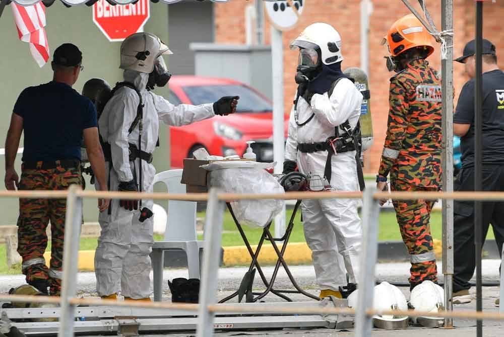 Anggota Jabatan Bomba dan Penyelamat Malaysia bersiap sedia memakai alatan menyelam bagi meneruskan operasi mencari dan menyelamat (SAR) mangsa yang hilang dalam insiden tanah jerlus, di Loji Indah Water Konsortium (IWK) Pantai Dalam pada Khamis. Foto Bernama