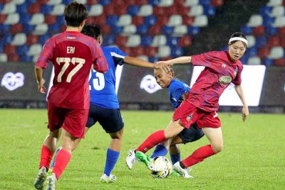 Pemain Sabah, Eri Narita (kanan) cuba melepasi pemain kawalan pemain APF pada saingan Kumpulan C Liga Juara-Juara Wanita Asia di Stadium Likas hari ini.